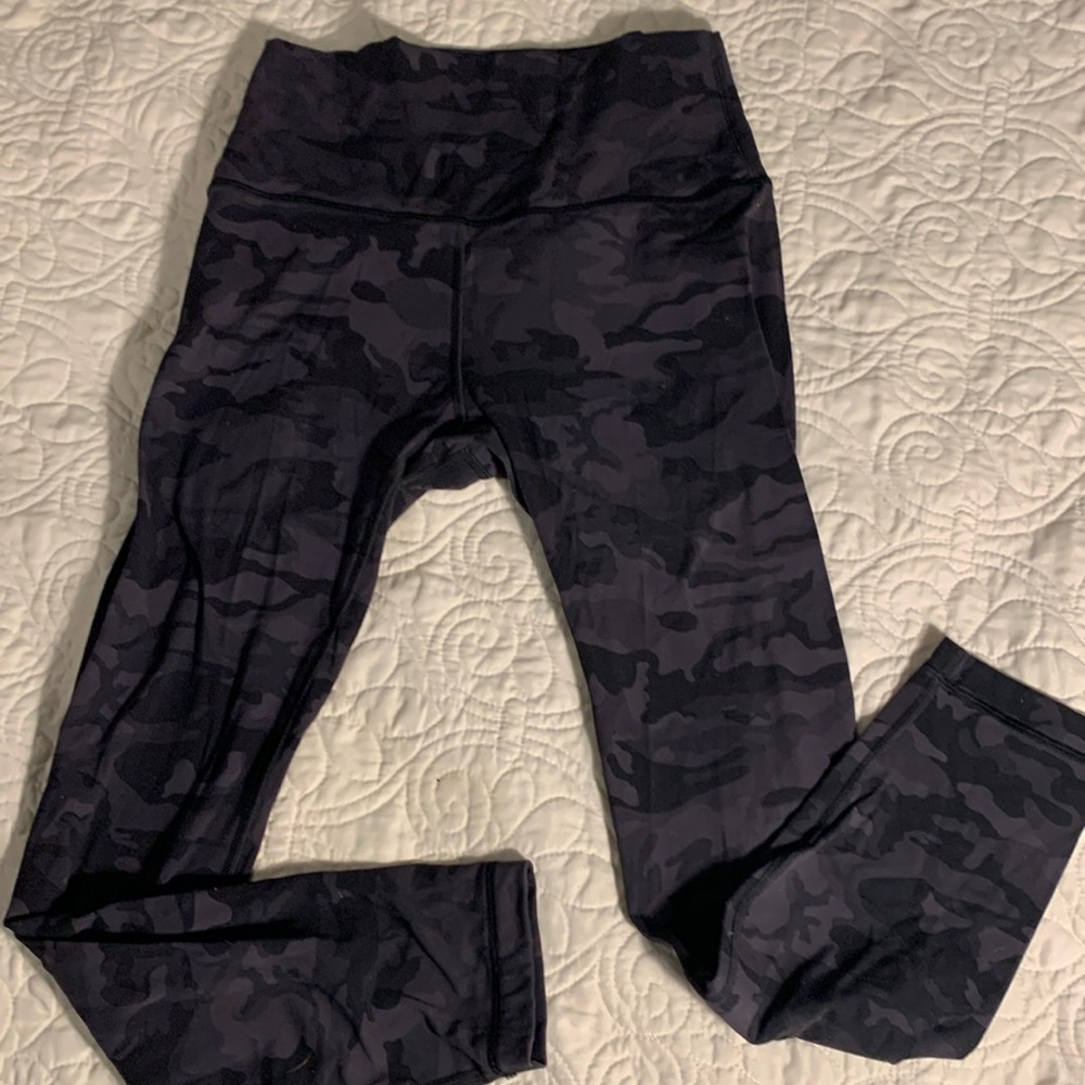 Woman's black Camo print leggings size M